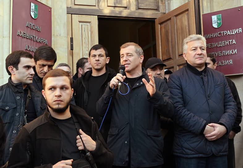 Председатель РОО «Абхазское народное движение» Адгур Ардзинба (в центре) и глава комитета по защите суверенитета Абхазии Леван Микаа (справа) на митинге 