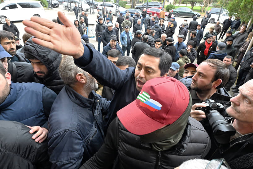 Депутат парламента Абхазии Эрик Рштуни (в центре) и сторонники оппозиции у здания парламента 