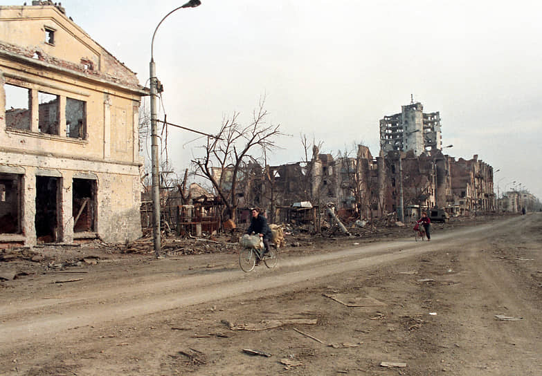Разрушенные здания в Грозном (сентябрь 1996 года) 