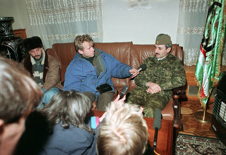 Первый президент Чеченской Республики Ичкерия Джохар Дудаев дает интервью в своем рабочем кабинете (январь 1995 года) 