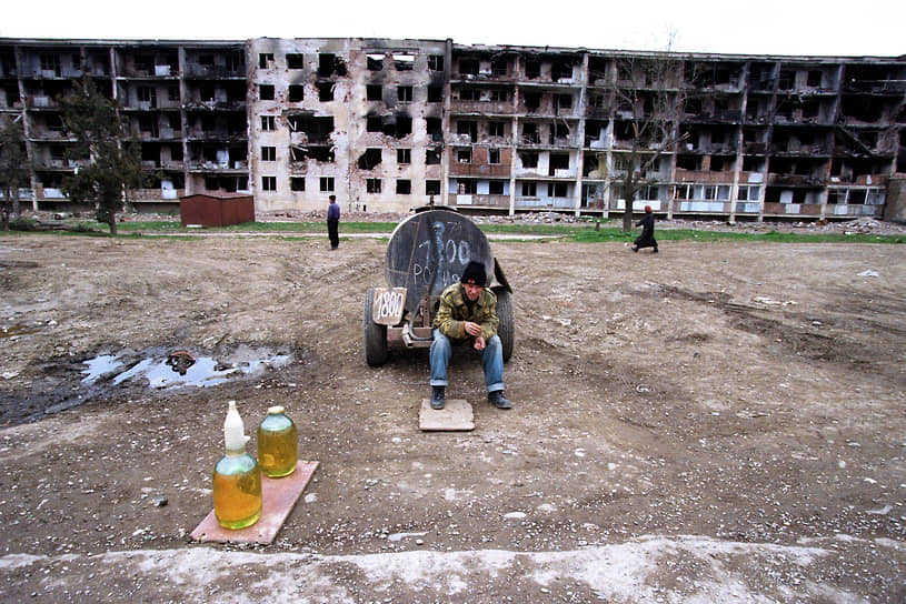 Мужчина продает бензин на улице Грозного (апрель 1996 года) 