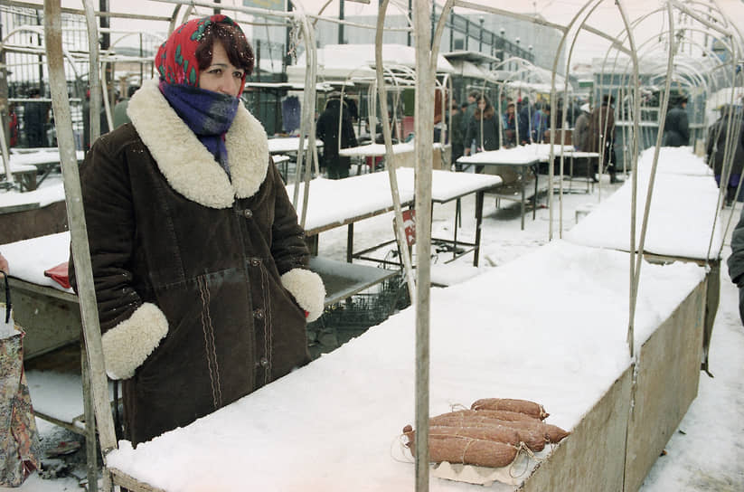 Чеченка торгует сардельками на рынке в Грозном (декабрь 1994 года) 