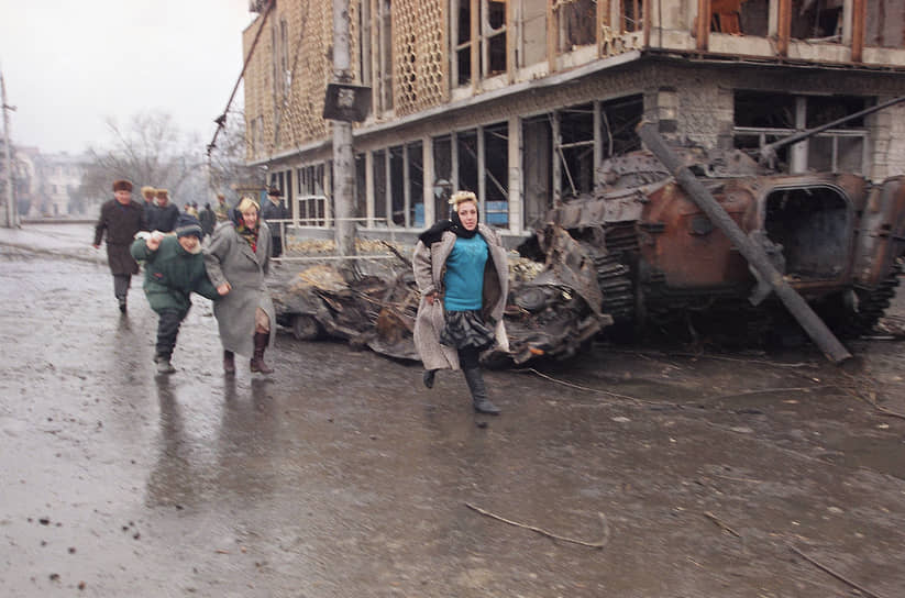 Жители Грозного спасаются от обстрела (январь 1995 года) 