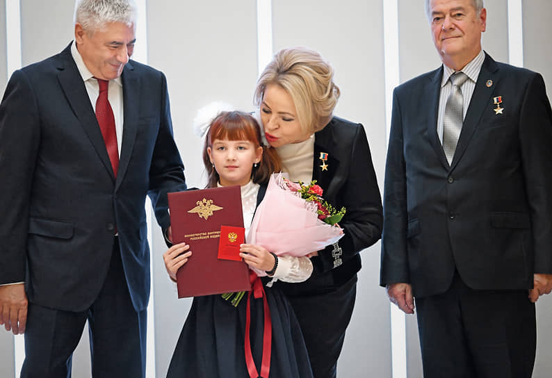 Слева направо: глава МВД РФ Владимир Колокольцев, Анастасия Денисенко и председатель Совета Федерации Валентина Матвиенко на церемонии награждения детей и подростков в Совфеде в Москве  