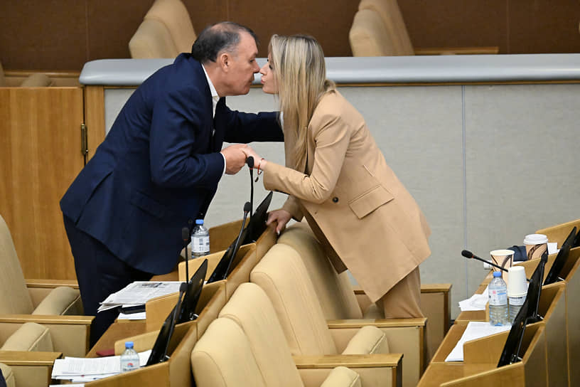 Депутаты Госдумы Александр Ремезков и Яна Лантрапова на пленарном заседании в Москве  