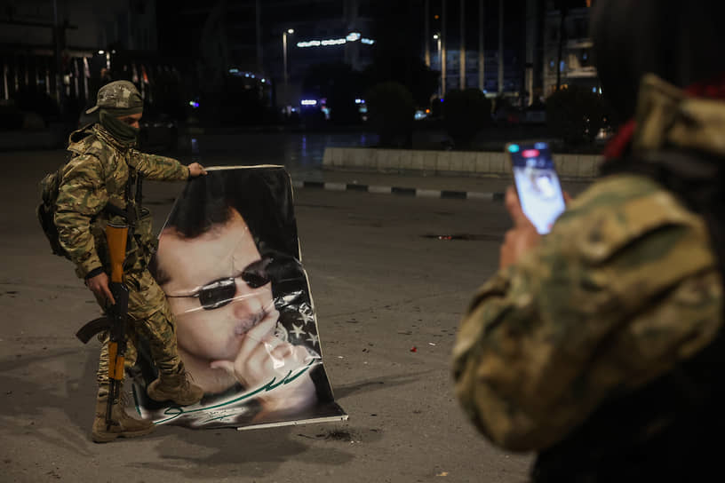 Повстанцы фотографируются с портретом президента Сирии Башара Асада 