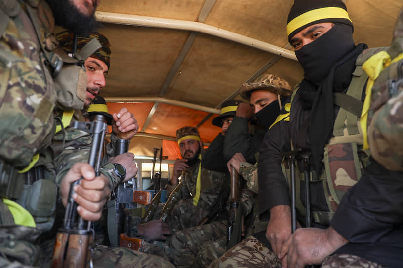 Сирийские повстанцы на грузовике на западной окраине Алеппо 
