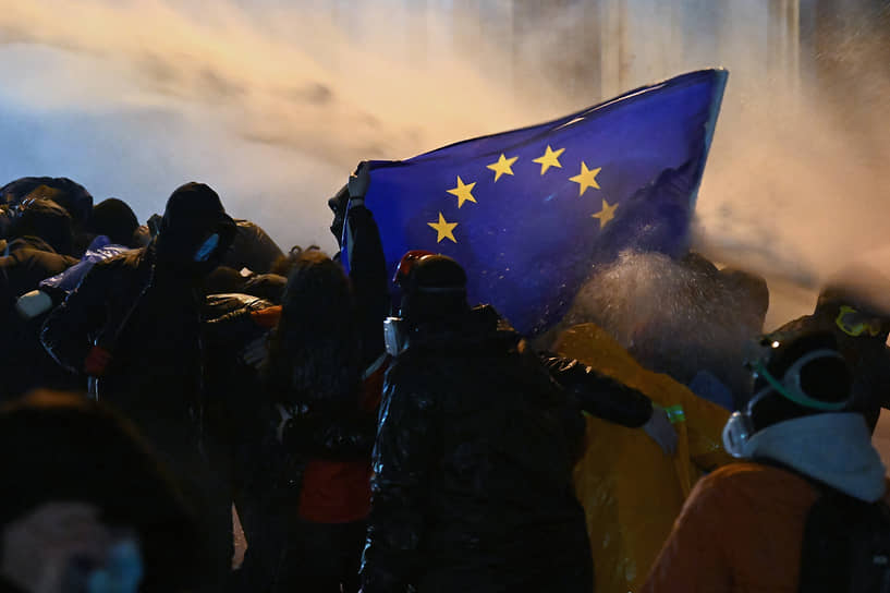 Протестующие с флагом Евросоюза 