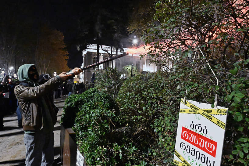 Протестующие использовали пиротехнику против сотрудников полиции 