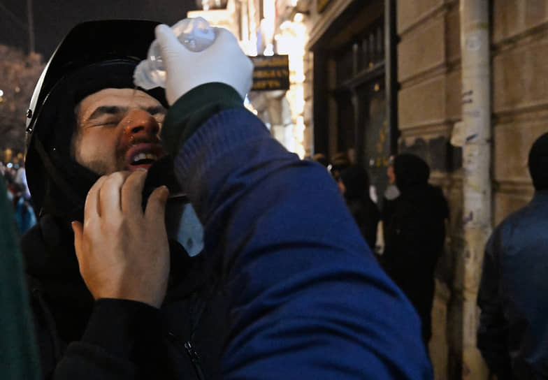 Протестующему промывают глаза после применения полицией слезоточивого газа 