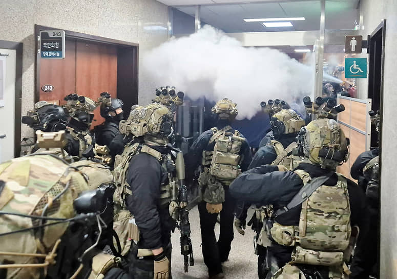 Минобороны страны сообщило, что деятельность парламента и политических партий будет приостановлена на время военного положения На фото: военнослужащие в здании Национальной ассамблеи