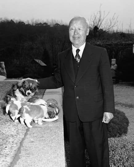 Первый президент Южной Кореи (1948–1960) возглавлял страну три срока подряд. После очередных выборов в 1960 году в стране вспыхнули беспорядки, вводилось военное положение. В результате парламент принял резолюцию об отставке президента, Ли Сын Ман бежал на Гавайи