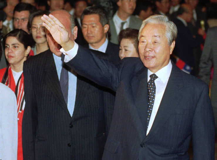 Преемник Ро Дэ У (1993–1998) провел масштабную кампанию против коррупции, но после отставки главы государства его сын Ким Хён Чхоль был также осужден за коррупционные преступления на три года