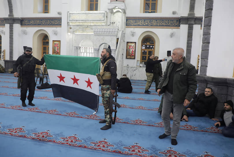 Боевики с флагом сирийской оппозиции в Хомсе  