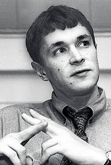 Владимир Яковлев окончил факультет журналистики МГУ. В 1988 году создал частную информационную службу «Факт», затем информагентство «Постфактум». В 1989 году основал газету «Коммерсантъ». До конца 1991 года был ее главным редактором.