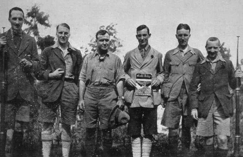 В 1924 году покорить Эверест попытались британские альпинисты Эндрю Ирвин и Джордж Мэллори. Однако они пропали без вести. На сегодняшний день найти удалось только останки Джорджа Мэллори в 1999 году на высоте 8159 метров. Вопрос побывал ли кто-либо из них на вершине остается открытым. Он считается одной из главных загадок Эвереста На фото: Эндрю Ирвин (второй слева) и Джордж Мэллори (третий справа) в Тибете, 1924 год