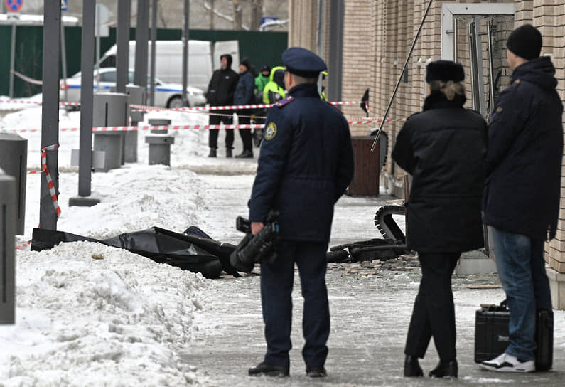 Дело расследуется по трем статьям УК РФ — 105, 205 и 222 (убийство, террористический акт, незаконный оборот оружия, боеприпасов) 