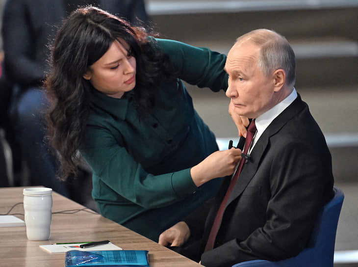 Владимир Путин готовится к пресс-конференции 