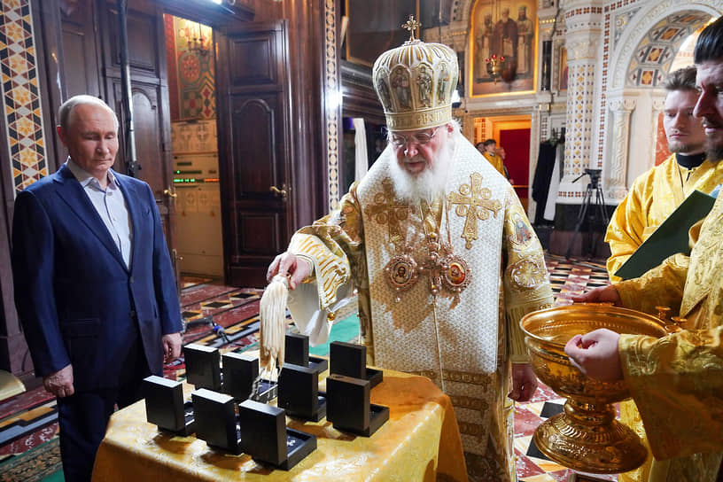 Москва. Патриарх Московский и всея Руси Кирилл (в центре) и президент России Владимир Путин (слева) на освящении нательных крестов для российских военнослужащих в храме Христа Спасителя 