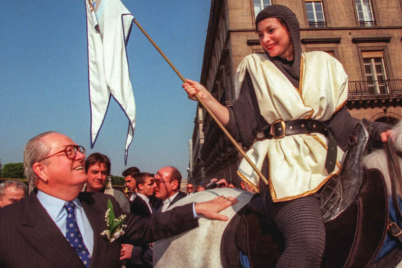 Жан-Мари Ле Пен (слева) на митинге «Национального фронта» в Париже, 1997 год 