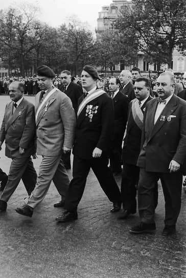 Жан-Мари Ле Пен (в центре) на митинге «Национального фронта ветеранов» в Париже, 1958 год 