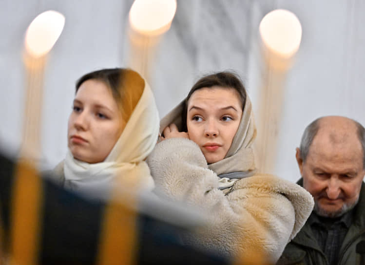 Москва. Верующие на рождественской службе в храме Покрова Пресвятой Богородицы 