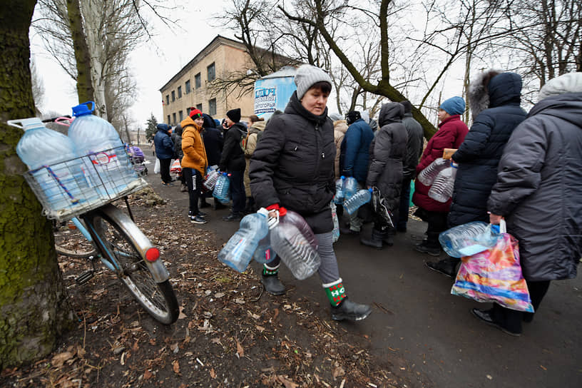 Очередь за питьевой водой в Кировском районе Донецкой народной республики, 2022 год 