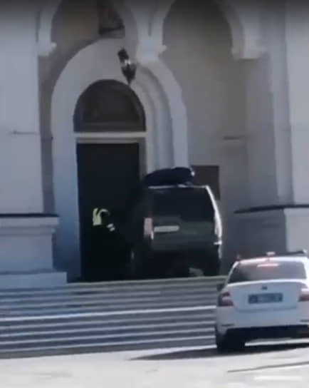 Александр Голуженко на угнанном Range Rover пытается въехать в Спасо-Преображенский кафедральный собор