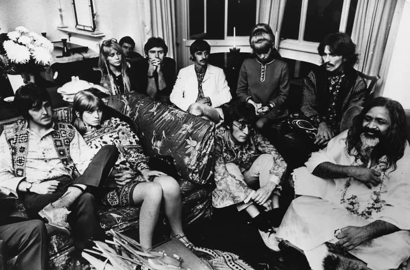 Участники группы The Beatles с родственниками на приеме у Махариши Махеш Йоги. Слева направо: Пол Маккартни, Джейн Эшер, Патти Бойд, Майк Маккартни, Ринго Старр, Морин Старки, Джон Леннон, Джордж Харрисон, Махариши Махеш Йоги 