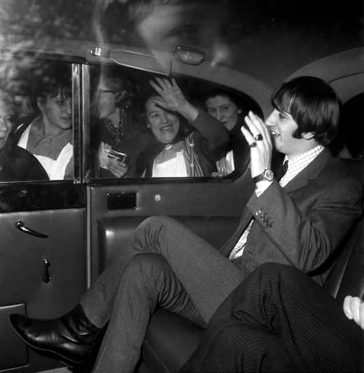Фанаты (в основном фанатки) преследовали участников группы The Beatles повсюду 