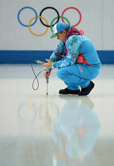 Замер температуры льда.