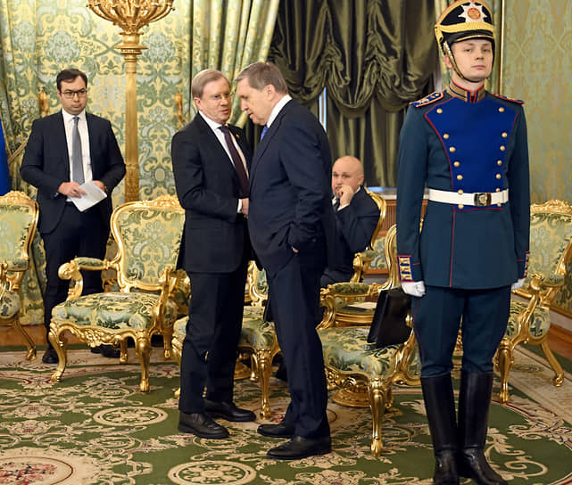 Вице-премьер РФ Виталий Савельев (второй слева) и помощник президента РФ Юрий Ушаков