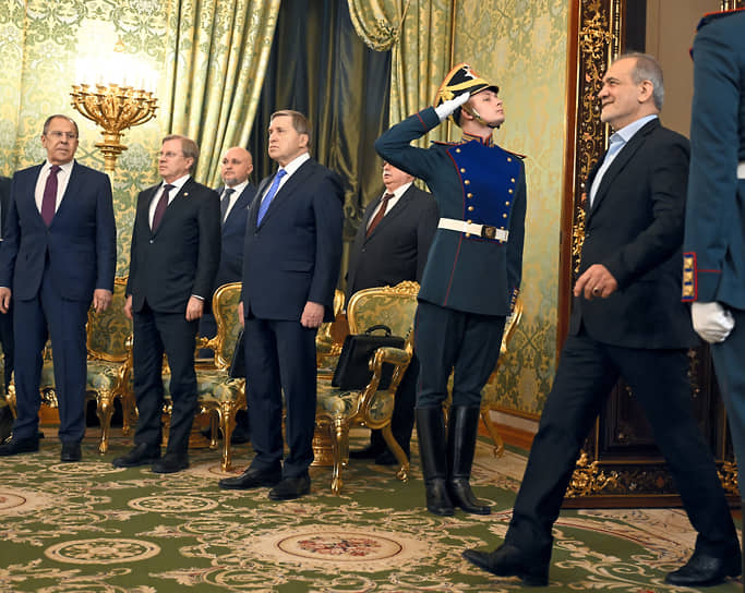 Слева направо: министр иностранных дел РФ Сергей Лавров, вице-премьер РФ Виталий Савельев, министр энергетики РФ Сергей Цивилев, помощник президента РФ Юрий Ушаков и президент Ирана Масуд Пезешкиан