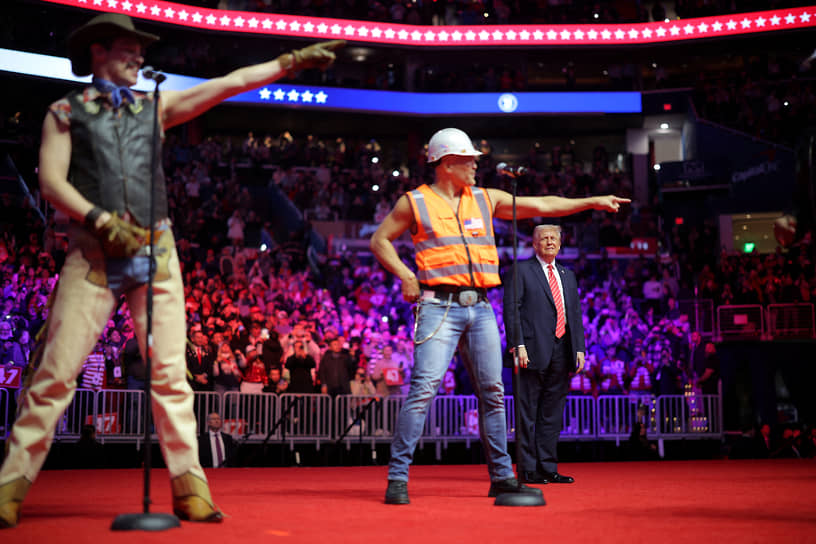 Дональд Трамп (справа) наблюдает за выступлением музыкальной группы Village People