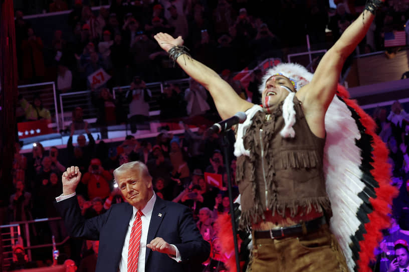 Дональд Трамп (слева) танцует под выступление музыкальной группы Village People
