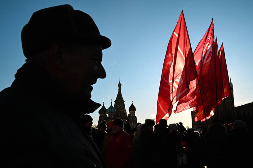 Москва. Церемония возложения цветов к Мавзолею Ленина на Красной площади  