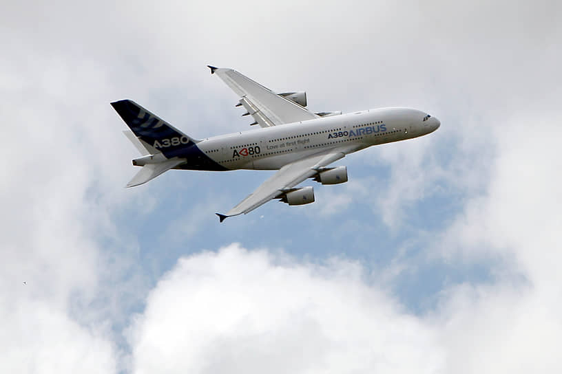 В декабре 2000 года компания Airbus объявила, что приступает к проектированию самого большого лайнера в мире: двухпалубного Airbus A380 (на фото). Он должен был стать главным конкурентом Boeing 747-400. Первый серийный A380 был доставлен заказчику в 2007 году  