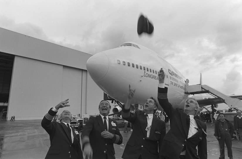Диаметр фюзеляжа Boeing 747 — 6,5 м, внутренняя ширина — 6,1 м. Это позволило размещать в пассажирском варианте до десяти кресел экономкласса в ряду с двумя проходами. А в грузовом — в линию два стандартных контейнера шириной 8 футов (2,44 м) на основной палубе. Boeing 747 стал первым серийным самолетом с двумя проходами. А сам факт их наличия в настоящее время является критерием для отнесения лайнера к классу широкофюзеляжных 