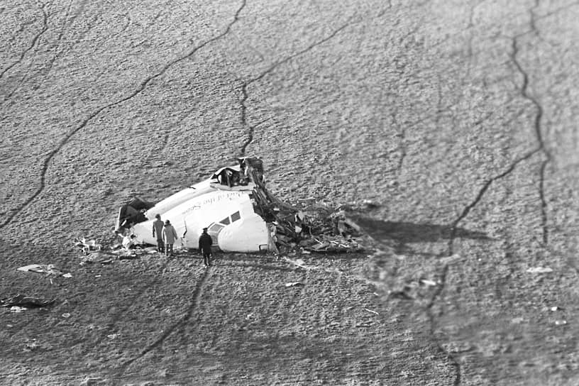 21 декабря 1988 года Boeing 747 авиакомпании Pan Am, летевший из Лондона в Нью-Йорк, был уничтожен над Локерби (Шотландия). Причиной стало самодельное взрывное устройство, спрятанное в багаже. В катастрофе погибли 270 человек  На фото: кабина самолета Boeing 747, около Локерби 