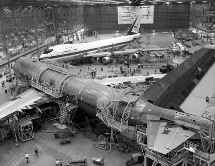 Разработку авиалайнера начали в марте 1966 года. 13 апреля того же года был подписан контракт с Pan American на поставку 25 самолетов по цене $20 млн каждый, и официально объявлено о старте производства модели. Затраты на проектирование и создание самолета оценивались в $1 млрд 