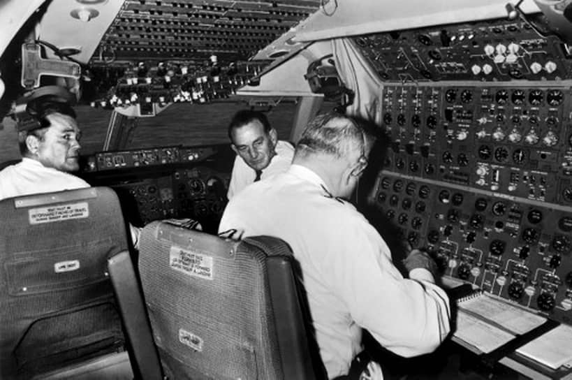 В июне 1969 года Boeing 747 был представлен на авиасалоне во французском Ле-Бурже. 30 декабря того же года Федеральное управление гражданской авиации США выпустило сертификат одобрения этого типа самолета  На фото: пилоты Pan American Airways в кабине Boeing 747 в лондонском аэропорту Хитроу, 1970 год 