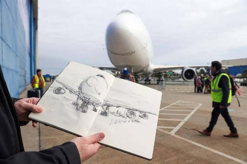 Сборка последнего Boeing 747 была завершена на заводе в Эверетте (США) в декабре 2022 года. Он был передан заказчику 31 января 2023 года. На церемонии присутствовали тысячи человек, включая членов семьи Хуана Триппа, создателя и генерального директора авиакомпании Pan Am. В 2026 году два последних Boeing 747-8, которые сейчас проходят дооборудование, должны поступить в авиапарк президента США  На фото: художник Джефф Барлоу из креативного отдела компании Boeing демонстрирует свой эскиз последнего самолета Boeing 747 на церемонии, посвященной его поставке 