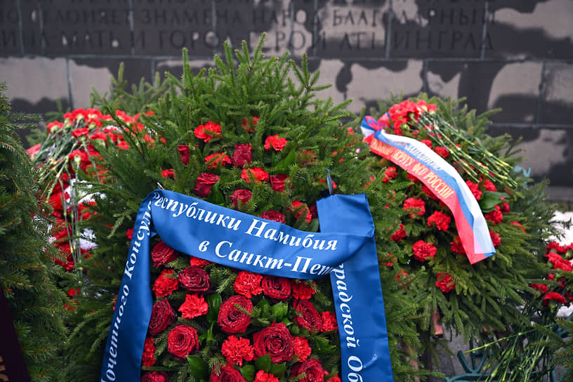 Венки у монумента «Мать-Родина» на Пискаревском кладбище 