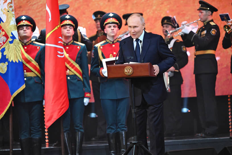 Владимир Путин выступает с речью на 81-й годовщине полного освобождения Ленинграда от фашистской блокады 