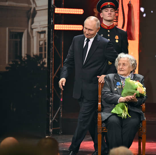 Владимир Путин (слева) во время концерта «Ленинградская победа», посвященного 81-й годовщине освобождения Ленинграда от фашистской блокады 