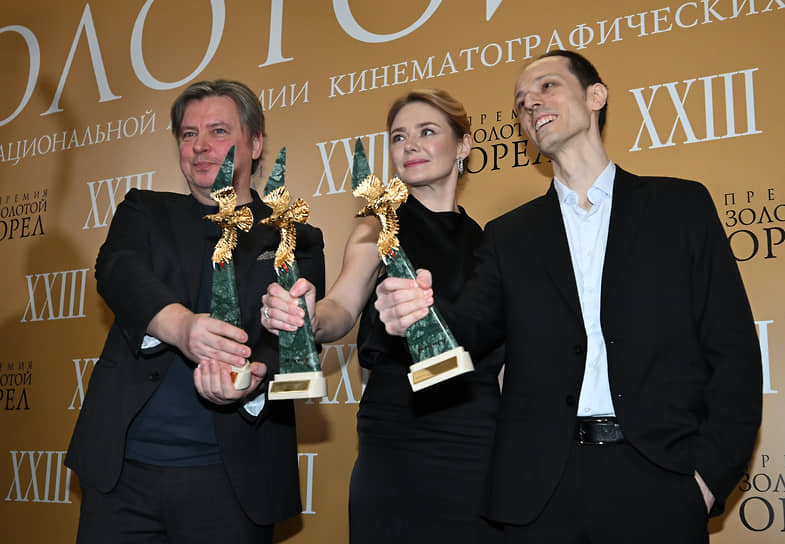 Актриса Карина Разумовская, победившая в номинации «Лучшая актриса онлайн-сериала» (сериал «Трасса»). Сценарист Олег Маловичко (слева) и режиссер Душан Глигоров, получившие награду в номинации «Лучший сериал онлайн-платформ» за киноленту «Трасса» 