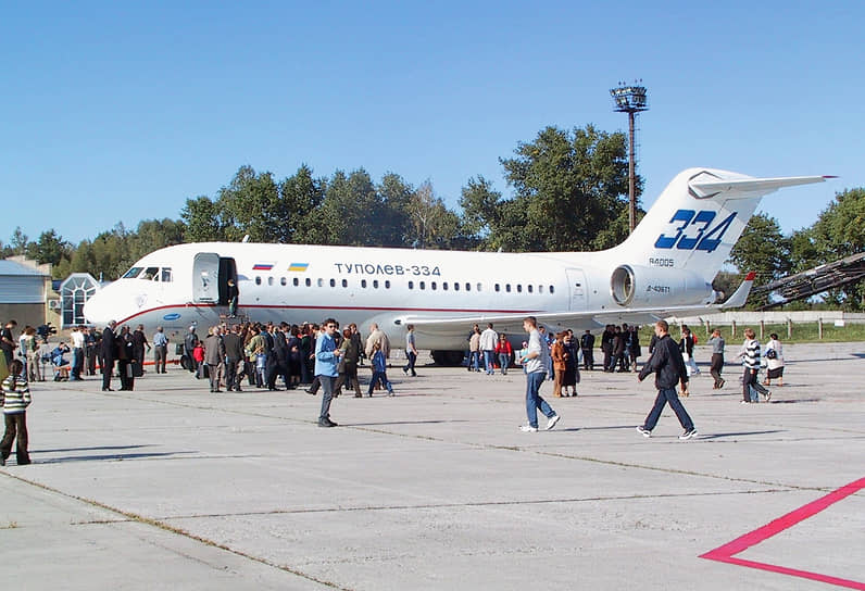 Ту-334 стал попыткой применить подход Boeing к созданию среднемагистрального самолета (727), унифицированного с дальнемагистральным (707). Ту-334 имеет унифицированный с Ту-204 фюзеляж, но двигатели перенесены из-под крыла в хвост. Ту-334 полетел 8 февраля 1999 года, было сделано два экземпляра. Проект мог бы иметь успех, если бы Ту-204 был массовым. Но он таким не стал 