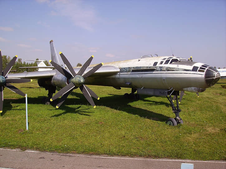 Ту-116 — это переоборудованный в пассажирский самолет бомбардировщик Ту-95. Первый полет совершил 23 июля 1957 года. Две отдельные пассажирские кабины на 23 человека были предназначены для высших чиновников СССР. По легенде, Никита Хрущев возмутился тем, что пассажиры будут спускаться по встроенному кормовому трапу: «Я что, из жопы самолета выйду?» И это решило судьбу самолета. Было построено всего два экземпляра 