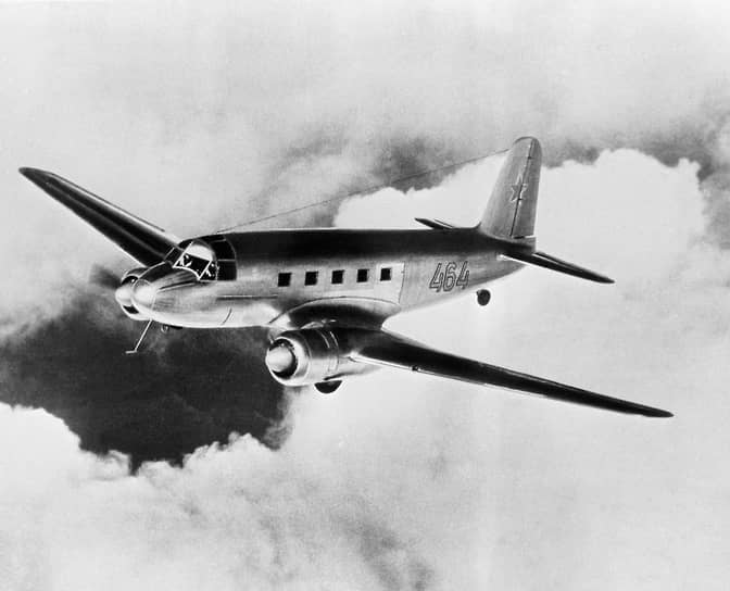 Як-16 называли «дугласенком» за сходство с DC-3. Десятиместный самолет для коротких линий взлетел 24 сентября 1947 года. Скорость у него была в полтора раза выше, чем у Ан-2, показатели дальности и потолка — тоже в полтора раза больше. Но он был дороже кукурузника и более требовательным к аэродрому приема. В итоге главным самолетом местных линий стал Ан-2, а Александр Яковлев вернулся к теме самолетов для коротких рейсов с реактивным Як-40 