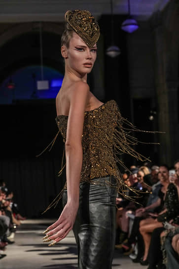 Модель в образе The Blonds  